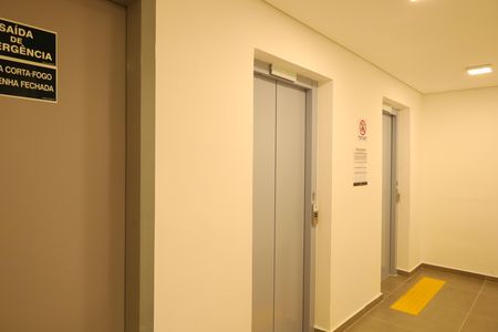 Apartamento para alugar com 29m², 2 quartos e sem vagaÁrea comum - Saguão do andar