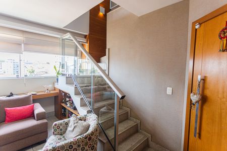 Apartamento à venda com 174m², 4 quartos e 3 vagas Apartamento à venda com 174m², 4 quartos e 3 vagasEscada de Acesso a Cobertura