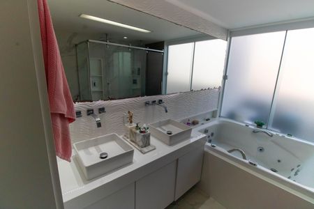 Apartamento à venda com 240m², 3 quartos e 3 vagas Apartamento à venda com 240m², 3 quartos e 3 vagasBanheiro da Suíte