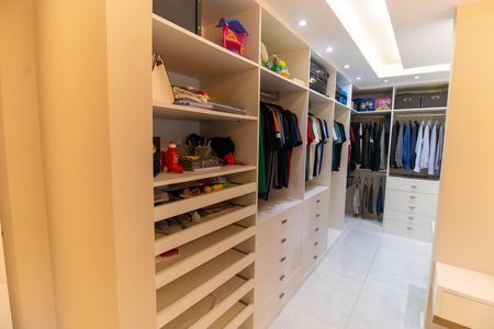 Apartamento à venda com 240m², 3 quartos e 3 vagas Apartamento à venda com 240m², 3 quartos e 3 vagasCloset da suíte