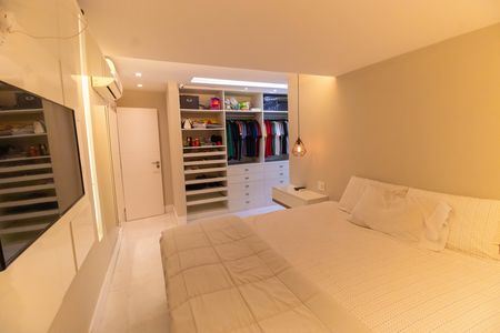 Apartamento à venda com 240m², 3 quartos e 3 vagas Apartamento à venda com 240m², 3 quartos e 3 vagasSuíte