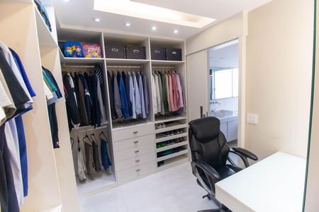 Apartamento à venda com 240m², 3 quartos e 3 vagas Apartamento à venda com 240m², 3 quartos e 3 vagasCloset da suíte