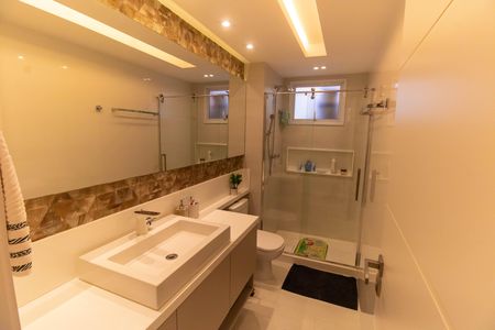 Apartamento à venda com 240m², 3 quartos e 3 vagas Apartamento à venda com 240m², 3 quartos e 3 vagasBanheiro Social