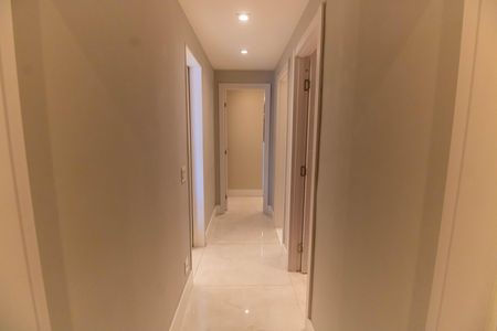 Apartamento à venda com 240m², 3 quartos e 3 vagas Apartamento à venda com 240m², 3 quartos e 3 vagasCorredor