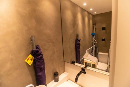 Banheiro de serviço de apartamento à venda com 3 quartos, 240m² em Santa Rosa, Niterói