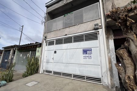 Casa à venda com 171m², 2 quartos e 2 vagas Casa à venda com 171m², 2 quartos e 2 vagasFachada com placa grande