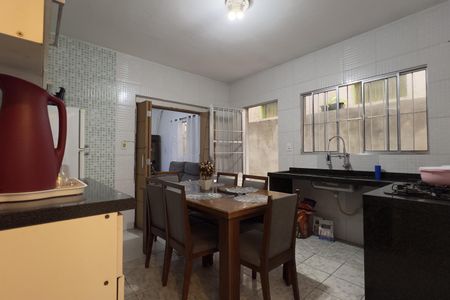 Casa à venda com 171m², 2 quartos e 2 vagas Casa à venda com 171m², 2 quartos e 2 vagasCozinha