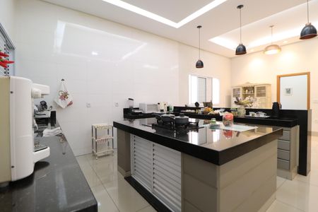 Casa para alugar com 250m², 4 quartos e 2 vagasCozinha