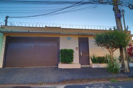 Casa para alugar com 250m², 4 quartos e 2 vagasFachada