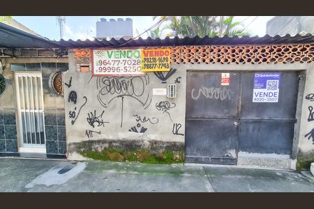 Casa à venda com 200m², 2 quartos e 2 vagas Casa à venda com 200m², 2 quartos e 2 vagasFrente do imóvel e adesivo grande