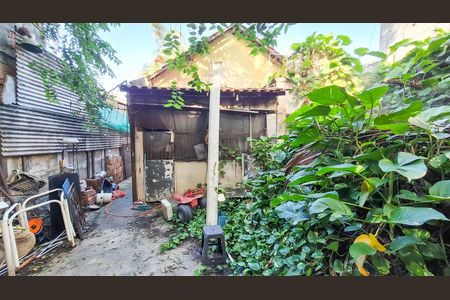 Casa à venda com 200m², 2 quartos e 2 vagas Casa à venda com 200m², 2 quartos e 2 vagasQuintal