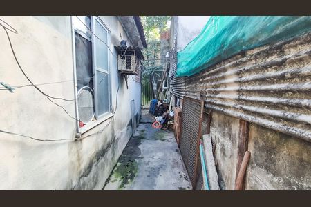 Casa à venda com 200m², 2 quartos e 2 vagas Casa à venda com 200m², 2 quartos e 2 vagasCorredor lateral da casa