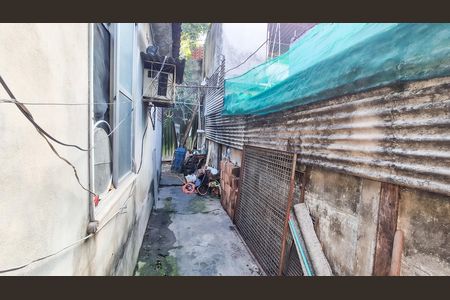 Casa à venda com 200m², 2 quartos e 2 vagas Casa à venda com 200m², 2 quartos e 2 vagasCorredor lateral da casa