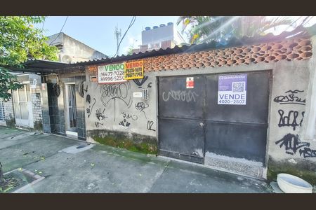 Casa à venda com 200m², 2 quartos e 2 vagas Casa à venda com 200m², 2 quartos e 2 vagasFrente do imóvel