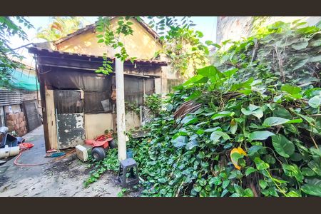 Casa à venda com 200m², 2 quartos e 2 vagas Casa à venda com 200m², 2 quartos e 2 vagasQuintal
