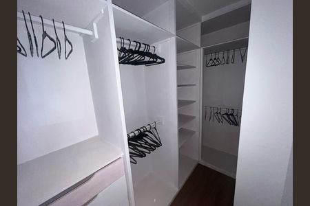 Closet da suíte 1 de apartamento para alugar com 2 quartos, 60m² em Parque Bairro Morumbi, São Paulo