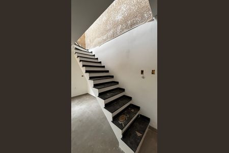 Apartamento à venda com 140m², 2 quartos e 2 vagas Apartamento à venda com 140m², 2 quartos e 2 vagasEscada