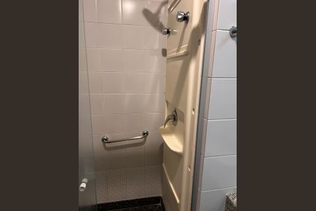Banheiro de kitnet/studio para alugar com 1 quarto, 28m² em Serra, Belo Horizonte