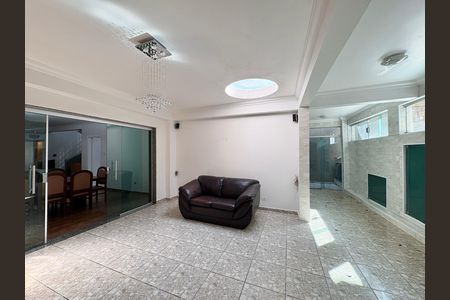 Casa para alugar com 250m², 3 quartos e 4 vagas Casa para alugar com 250m², 3 quartos e 4 vagasSala externa