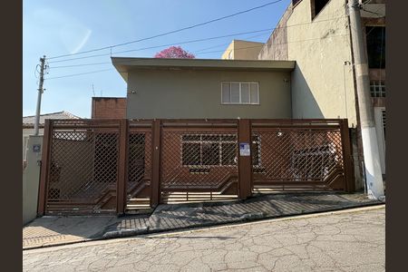 Casa para alugar com 250m², 3 quartos e 4 vagas Casa para alugar com 250m², 3 quartos e 4 vagasFachada