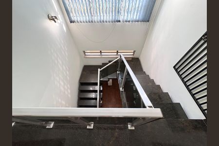Casa para alugar com 250m², 3 quartos e 4 vagas Casa para alugar com 250m², 3 quartos e 4 vagasEscada