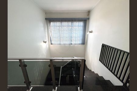 Casa para alugar com 250m², 3 quartos e 4 vagas Casa para alugar com 250m², 3 quartos e 4 vagasEscada