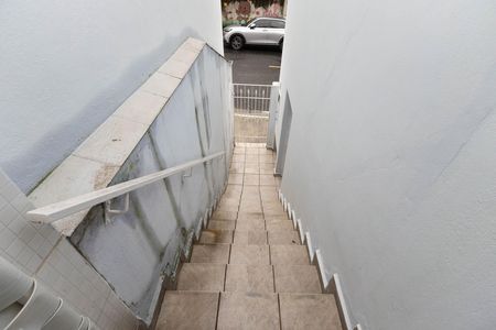 Casa à venda com 195m², 2 quartos e 1 vaga Casa à venda com 195m², 2 quartos e 1 vagaEscada
