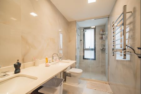 Apartamento para alugar com 231m², 4 quartos e 3 vagas Apartamento para alugar com 231m², 4 quartos e 3 vagasBanheiro da Suíte 4