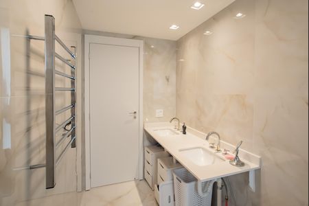 Apartamento para alugar com 231m², 4 quartos e 3 vagas Apartamento para alugar com 231m², 4 quartos e 3 vagasBanheiro da Suíte 4