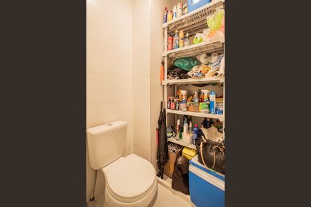 Apartamento para alugar com 231m², 4 quartos e 3 vagas Apartamento para alugar com 231m², 4 quartos e 3 vagasBanheiro de Serviço