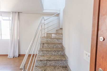 Apartamento à venda com 186m², 3 quartos e 3 vagasEscada de Acesso a Cobertura
