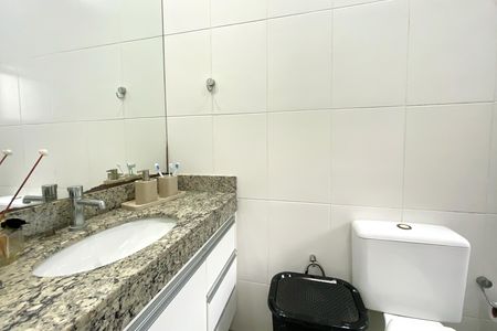 Apartamento à venda com 74m², 2 quartos e 2 vagas Apartamento à venda com 74m², 2 quartos e 2 vagasBanheiro da Suíte 1