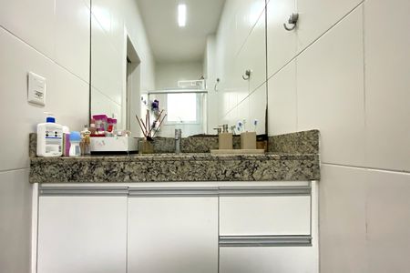 Apartamento à venda com 74m², 2 quartos e 2 vagas Apartamento à venda com 74m², 2 quartos e 2 vagasBanheiro da Suíte 1