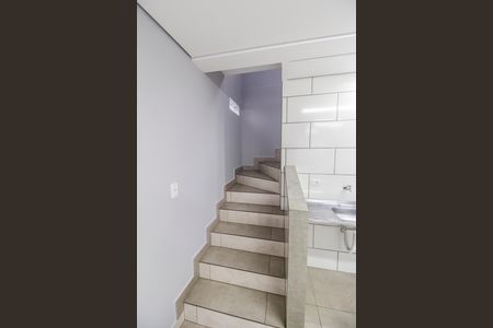 Escada de apartamento para alugar com 1 quarto, 63m² em Vila Silviânia, Carapicuíba