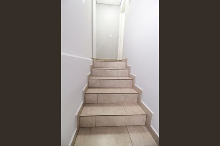 Escada de apartamento para alugar com 1 quarto, 63m² em Vila Silviânia, Carapicuíba