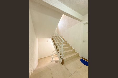 Apartamento para alugar com 73m², 2 quartos e 1 vagaEscada