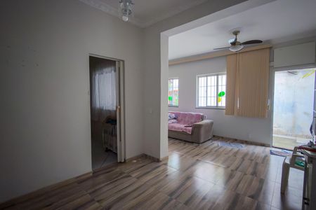 Casa à venda com 180m², 3 quartos e sem vaga Casa à venda com 180m², 3 quartos e sem vagaSala