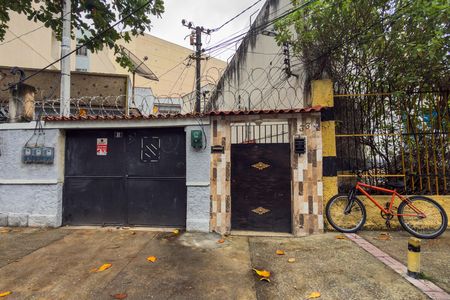 Casa à venda com 180m², 3 quartos e sem vaga Casa à venda com 180m², 3 quartos e sem vagaFachada