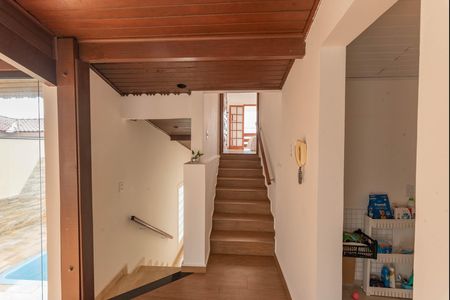 Casa à venda com 250m², 3 quartos e 2 vagas Casa à venda com 250m², 3 quartos e 2 vagasEscada Acesso Suíte