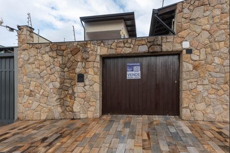 Casa à venda com 250m², 3 quartos e 2 vagas Casa à venda com 250m², 3 quartos e 2 vagasPlaquinha