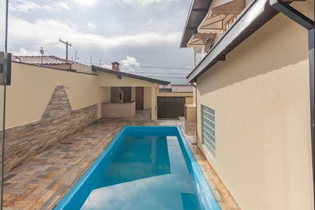 Casa à venda com 250m², 3 quartos e 2 vagas Casa à venda com 250m², 3 quartos e 2 vagasPiscina