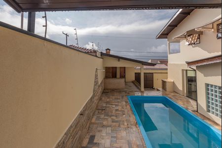 Casa à venda com 250m², 3 quartos e 2 vagas Casa à venda com 250m², 3 quartos e 2 vagasPiscina