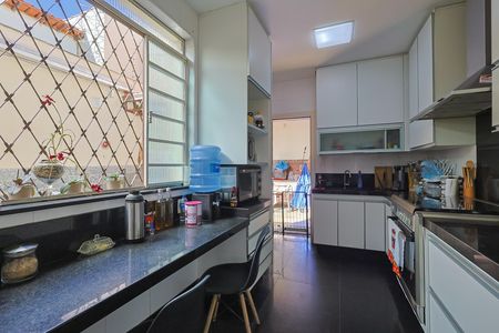 Casa à venda com 4 quartos, 298m² em Sagrada Família, Belo Horizonte