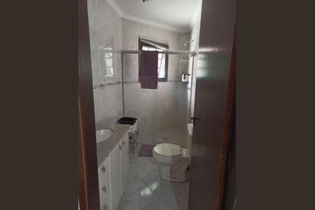 Casa de condomínio à venda com 330m², 4 quartos e 3 vagas Casa de condomínio à venda com 330m², 4 quartos e 3 vagasBanheiro 1