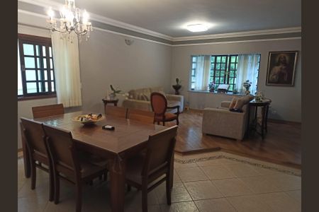 Casa de condomínio à venda com 330m², 4 quartos e 3 vagas Casa de condomínio à venda com 330m², 4 quartos e 3 vagasSala de Jantar