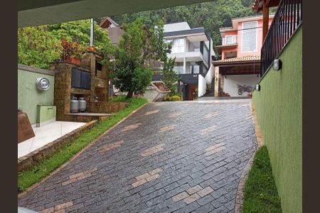 Casa de condomínio à venda com 330m², 4 quartos e 3 vagas Casa de condomínio à venda com 330m², 4 quartos e 3 vagasVaranda