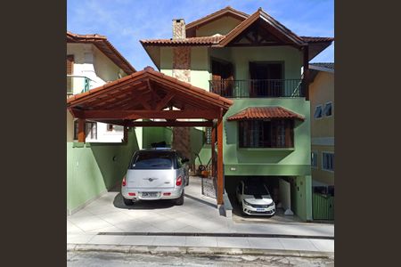 Casa de condomínio à venda com 330m², 4 quartos e 3 vagas Casa de condomínio à venda com 330m², 4 quartos e 3 vagasGaragem