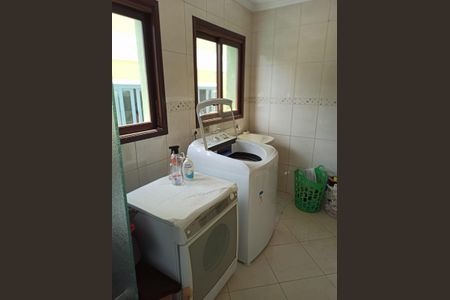 Casa de condomínio à venda com 330m², 4 quartos e 3 vagas Casa de condomínio à venda com 330m², 4 quartos e 3 vagasÁrea de Serviço