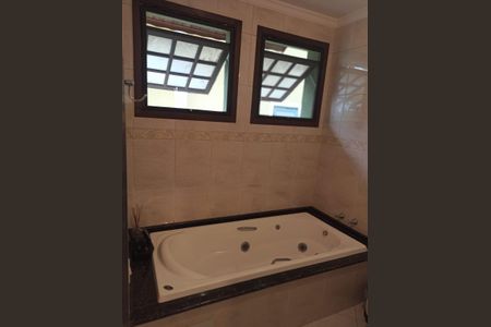 Casa de condomínio à venda com 330m², 4 quartos e 3 vagas Casa de condomínio à venda com 330m², 4 quartos e 3 vagasBanheiro 1