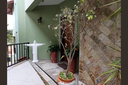 Casa de condomínio à venda com 330m², 4 quartos e 3 vagas Casa de condomínio à venda com 330m², 4 quartos e 3 vagasVaranda